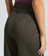Pantalón recto de tiro medio con textura espina de pez, confeccionado en tejido de poliéster y viscosa. Presenta cintura con trabillas, bolsillos laterales y cierre frontal. Incluye cinturón de poliuretano a juego.