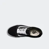 Championes Vans Old Skool negros con la sidestripe blanca y suela de goma blanca.