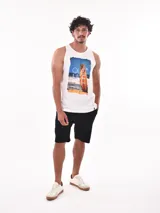 Musculosa blanca con estampado de una tabla de surf en la playa.