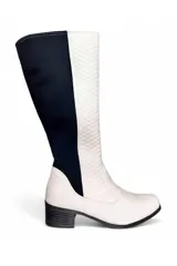 Bota de caña alta combinada, con pie y frente de ecuero blanco con diseño acolchado romboidal, y panel trasero de neopreno negro. Cuenta con taco cuadrado bajo.