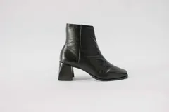 Botas plateadas de cuero con caña media, cierre lateral con cremallera, punta cuadrada y tacón geométrico de madera.