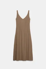 Vestido midi marrón de punto con escote en V y tirantes finos, con detalle de costuras verticales en el talle y falda acampanada.