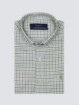 Camisa de hombre de manga larga con diseño a cuadros en tonos azules y blancos, cuello abotonado y logo bordado en el pecho.
