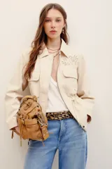 Campera estilo militar color beige, con cierre frontal y bolsillos aplicados en el pecho.