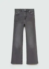 Jeans de tiro medio con diseño crop y corte acampanado. Presenta cinco bolsillos, cierre frontal con cremallera y botón, y terminación de ruedo desflecado.