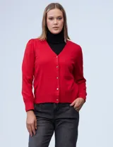 Cardigan rojo tejido en hilado fino, con escote en V y abertura central con botones metálicos.