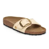 Sandalias Birkenstock modelo Madrid Big Buckle, con una sola tira ancha de rafia natural trenzada y una hebilla grande metálica dorada. Presenta plantilla anatómica de corcho y látex con revestimiento de gamuza y suela de goma negra.