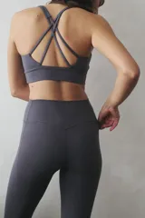 Leggings deportivas de talle alto con cintura ancha, confeccionadas en tejido funcional con tecnología SoftMove para mayor suavidad y DryMove para absorción de sudor. Presentan bolsillos laterales abiertos en cada pierna.