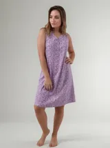 Camisón corto sin mangas de corte recto, con escote en V y cierre frontal de botones. Presenta un estampado floral en tonos lila.