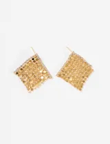 Aros colgantes dorados con forma de rombo, hechos de malla metálica con borde de strass.