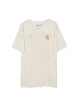 Remera color crudo de cuello redondo y manga corta, con calce oversized y estampado de frutas en la espalda.