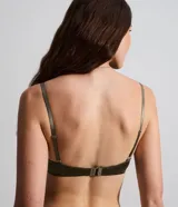 Soutien modelo media taza con base estructurada y copas con aros, confeccionado en microfibra con detalles de encaje floral en contraste. Cuenta con breteles ajustables y cierre trasero.