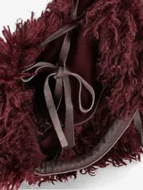Cartera de diseño amplio y estructura flexible, confeccionada en textura de pelo sintético que aporta volumen. Cuenta con asas cortas integradas para llevar al hombro o en la mano.