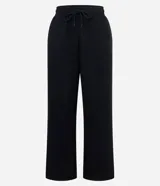 Pantalón de corte recto confeccionado en algodón con felpa, de color marrón. Presenta cintura elástica con cordón ajustable y diseño holgado.