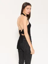 Top color verde lima de tejido de punto acanalado, con cuello halter y espalda descubierta.