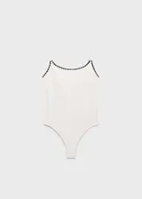 Malla enteriza de color blanco con ribetes en contraste de color negro. Presenta un diseño de espalda descubierta, cuello escotado y tirantes finos.