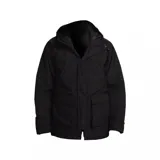 Campera negra con capucha, cierre frontal con cremallera y botones a presión, bolsillos laterales con solapa y puños ajustables.