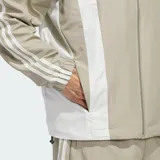 Campera Adidas Originals de estilo deportivo, color beige con paneles blancos en el pecho y mangas. Presenta cierre frontal, cuello alto y las icónicas tres tiras de la marca en los hombros.