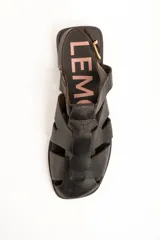 Sandalias cangrejeras de cuero marrón oscuro, con diseño de tiras entrelazadas, talón cerrado y tira ajustable con hebilla metálica.