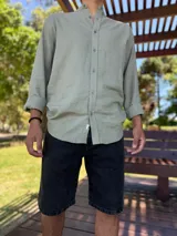 Camisa oversize de lino color verde militar, con cuello mao y manga larga.