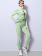 Legging deportivo de tiro alto, confeccionado en tejido de punto sin costuras con textura de panal y paneles laterales acanalados, en color verde menta.