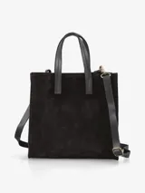 Cartera estructurada de formato cuadrado, confeccionada en gamuza color marrón tostado. Presenta doble asa de mano en cuero negro y correa larga regulable y desmontable en el mismo material. Incluye herrajes metálicos en tono bronce.