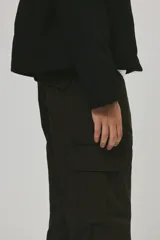 Pantalón cargo de sarga de algodón en color verde militar, con corte regular fit, múltiples bolsillos laterales con solapa y cierre de botón a presión.