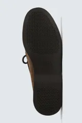Zapato tipo náutico confeccionado en piel con acabado en serraje. Presenta horma redonda, cordones de cuero y suela con ligero tacón.