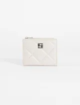 Billetera pequeña de diseño matelaseado en color beige, con cierre superior y logo metálico plateado en el frente.