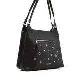 Cartera al hombro negra de cuero sintético con textura granulada y apliques metálicos.