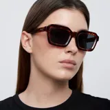 Lentes de sol cuadrados con armazón de carey y lentes negros polarizados.