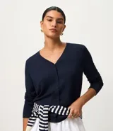 Cardigan de punto fino color gris, con escote en V, cierre frontal con botones y mangas largas. Confeccionado en una mezcla de viscosa y poliamida.