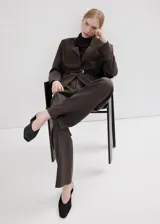 Pantalón de corte recto y tiro medio con diseño de raya diplomática, detalle de pinzas y bolsillos laterales.