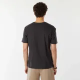 Remera negra de manga corta con estampado de fresa y texto en japonés.