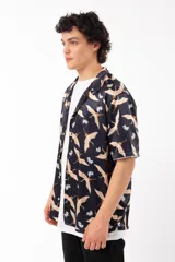 Camisa negra con estampado de grullas y flores, de manga corta y corte relajado, con cuello tipo sastre.