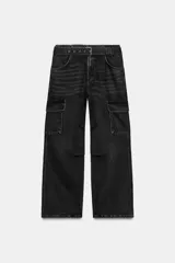 Pantalón cargo de tiro medio confeccionado en denim negro con efecto lavado. Presenta bolsillos laterales con solapa, bolsillos clásicos en delantero y espalda, y cuenta con un cinturón incorporado del mismo tejido.