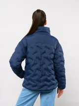 Campera puffer corta de Umbro para el Club Nacional de Football, color azul marino con diseño termosellado. Cuenta con cuello alto, cierre frontal con botones a presión, bolsillos laterales y logo de la marca junto al escudo del club en el pecho.