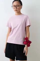 Remera de algodón roja de manga corta, con cuello redondo y corte clásico.
