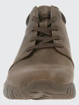 Bota urbana de caña baja con cordones, confeccionada en cuero marrón con detalles de textura en el lateral y suela de goma reforzada.