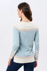 Buzo tejido de algodón con diseño a rayas en tonos beige, blanco y lila, de manga larga y cuello redondo, con calce relajado.