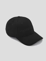 Gorro de béisbol negro, estilo 'dad hat', con la palabra "GOOSE" bordada en el frente en hilo negro tono sobre tono y el logo de New Era bordado en el lateral.
