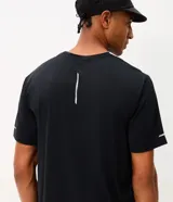 Remera de hombre Get Over, modelo Regular Dry de manga corta y cuello redondo, confeccionada en poliamida con tecnología de secado rápido y aplicaciones reflectivas.