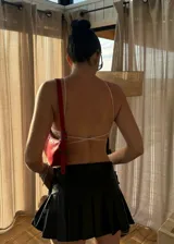 Top tejido al crochet color blanco, con cuello halter y espalda descubierta.