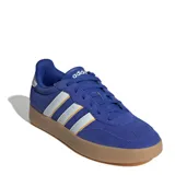 Championes urbanos Adidas modelo Barreda, de color azul con las icónicas tres tiras laterales en blanco y detalles en amarillo. Presentan una capellada de gamuza con puntera en forma de T y una suela de goma estilo cupsole en color caramelo.