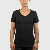 Remera negra de manga corta con cuello en V, corte ajustado al cuerpo.