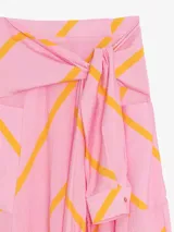Falda larga cruzada de viscosa y poliamida, color celeste con estampado de líneas diagonales bordó. Presenta silueta amplia, bolsillos laterales y detalle de mangas de camisa incorporadas en la cintura para anudar.