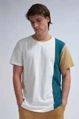 Remera de manga corta con diseño de bloques de color blanco, verde azulado y mostaza.