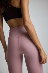 Leggings deportivas de tiro alto con diseño acampanado, confeccionadas en tejido funcional suave con tecnología de absorción de sudor y cintura ancha plegable.