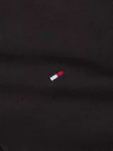 Buzo negro con capucha, cierre de cremallera, bolsillos laterales y logo de Tommy Hilfiger bordado en el pecho.