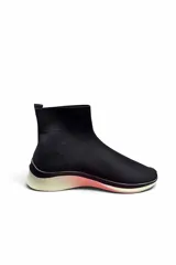 Championes tipo bota o botita negra de tejido elástico, con suela blanca y detalle de degradado en color rosado.